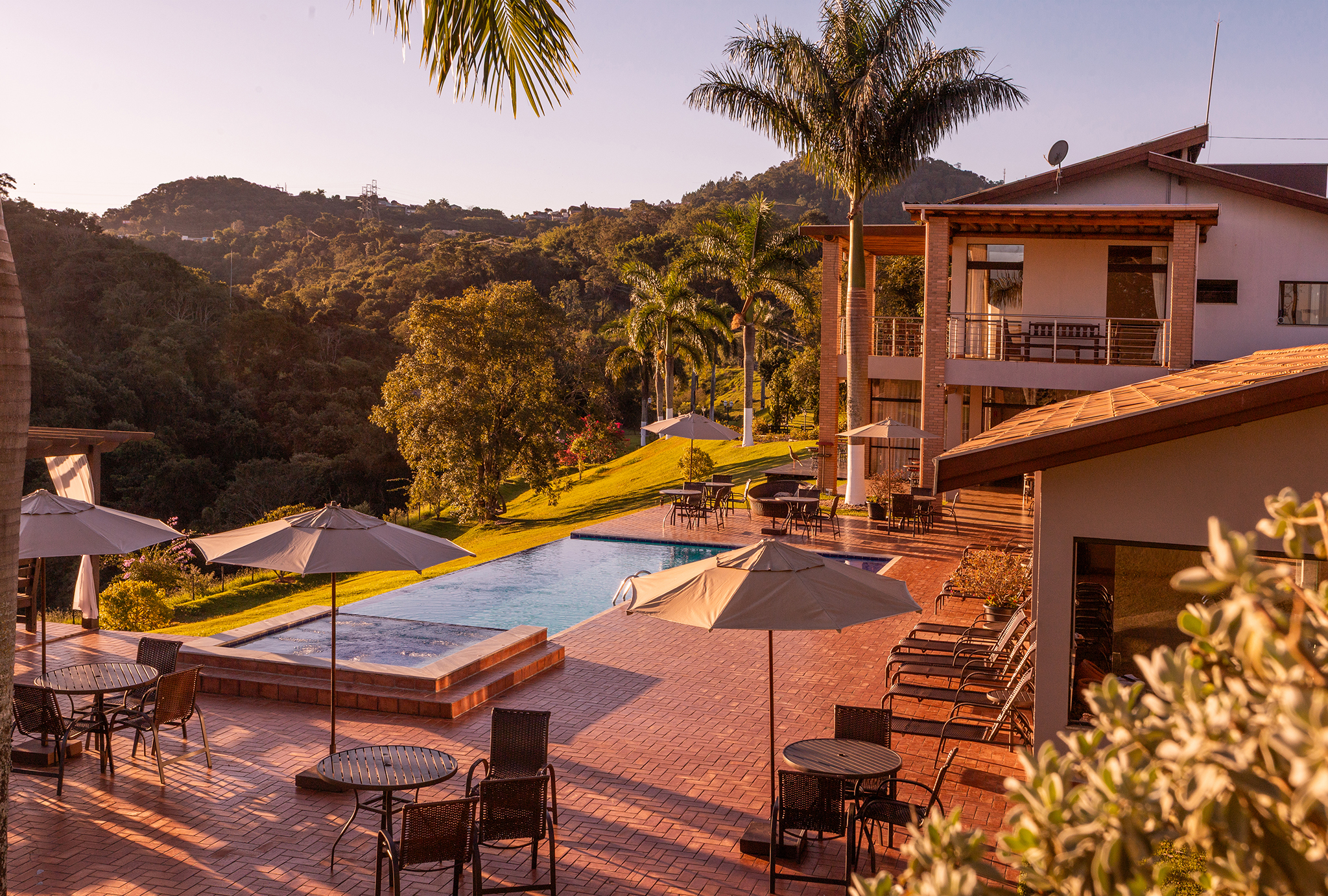 Área da piscina ao entardecer